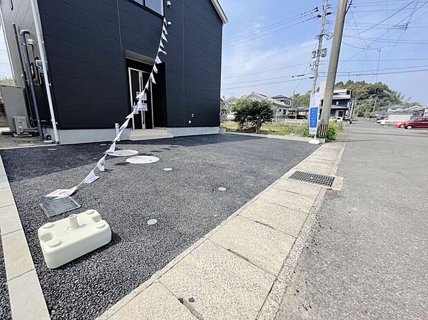 \圧巻の駐車4台可能スペース/
ご家族それぞれのお車はもちろん、来客用や社用車にも対応できる広さ。将来の増車にも安心のゆとりある駐車場です。