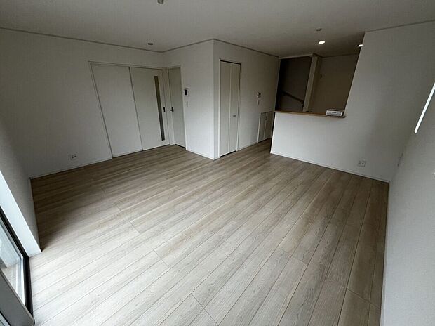 【\家族の笑顔が広がる住まい/】明るいリビングで自然と集う毎日。新築ならではの安心と心地よさを、ぜひご体感ください。