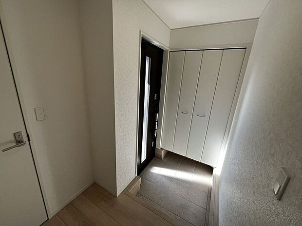 【\住まいの第一印象を彩る玄関/】ゆとりある空間設計で、家族の「いってきます」と「ただいま」を心地よく迎えます。収納力も備え、すっきりとした玄関を保てます。