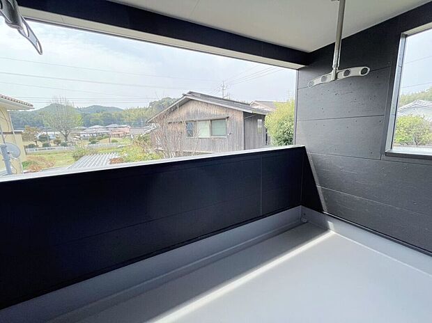 【\たっぷり収納できるウォークインクローゼット/】衣類や季節物もすっきり収まる大容量設計。整理整頓がしやすく、毎日のコーディネートも快適に楽しめます。