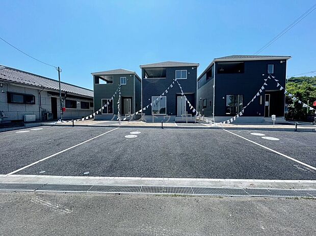 【＼ゆとりの駐車スペース3台分／】ご家族それぞれの車はもちろん、来客時も安心の広さ。日々の通勤やお出かけもスムーズな、使い勝手の良い駐車場です。