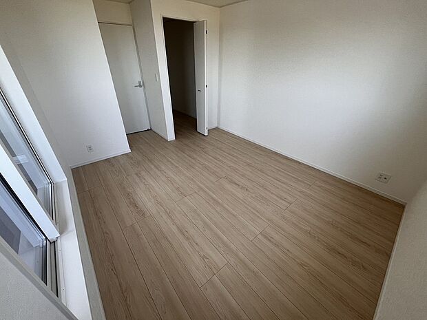 【＼心安らぐ主寝室／】ゆとりある広さで、ベッドや家具の配置も自在。落ち着いた空間設計が、一日の疲れをやさしく癒し、上質な眠りへと導きます。