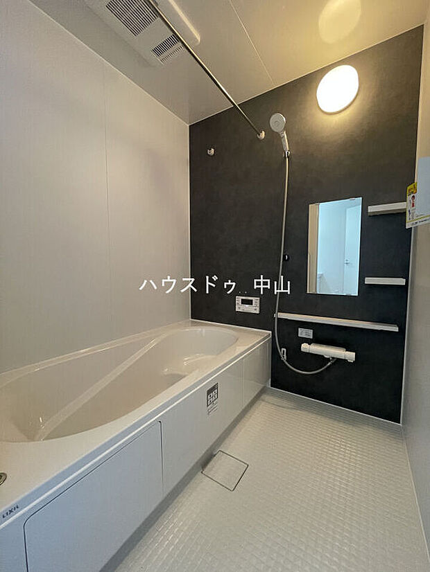 【＼一日の疲れを癒すバスルーム／】ゆったりとくつろげる浴室空間。清潔感のあるデザインと快適な設備で、毎日のバスタイムを心地よいひとときに。
