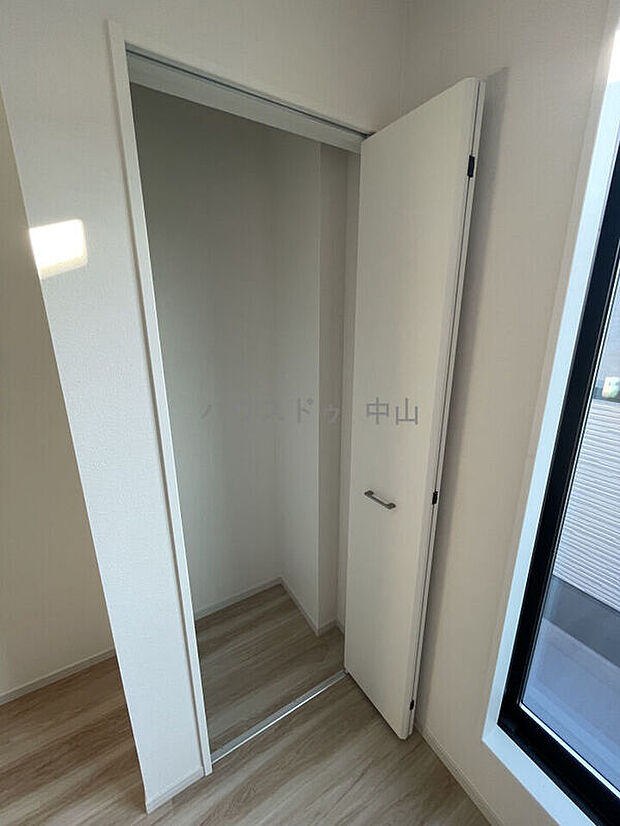 【＼各部屋に収納を確保／】全居室に収納スペース付きで、衣類や学用品もすっきり整理。お部屋を広く使える、暮らしやすさに配慮した住まいです。