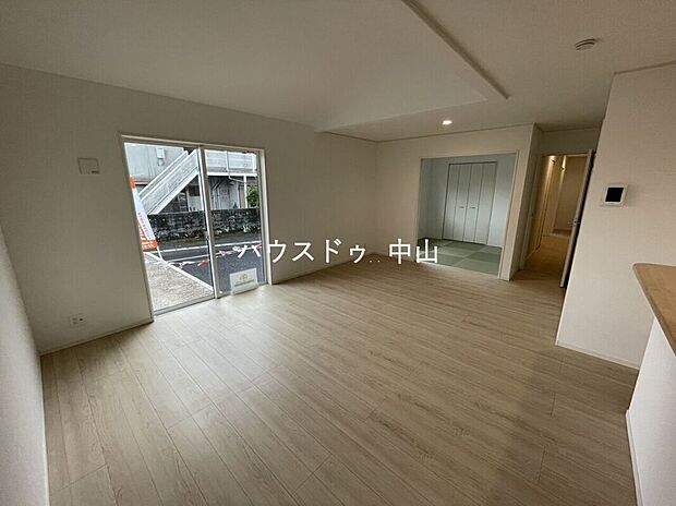 【＼光と風が心地よく巡るリビング／】家族が自然と顔を合わせる開放的な空間設計。ゆとりある広さで家具の配置もしやすく、毎日を快適に過ごせます。
