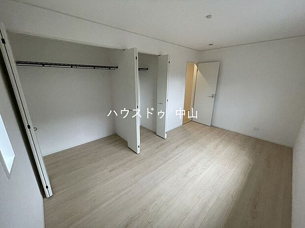 【＼心安らぐ主寝室／】ゆとりある広さで、ベッドや家具の配置も自在。落ち着いた空間設計が、一日の疲れをやさしく癒し、上質な眠りへと導きます。

