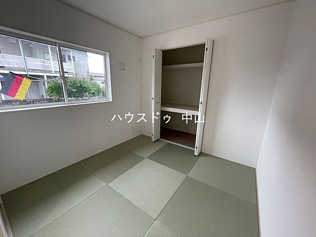 【＼暮らしにゆとりをもたらす和の空間／】客間や寝室、お子さまの遊び場、在宅ワークにも活躍する万能な和室。落ち着きある空間として使いやすく、暮らしの幅を広げてくれます。
