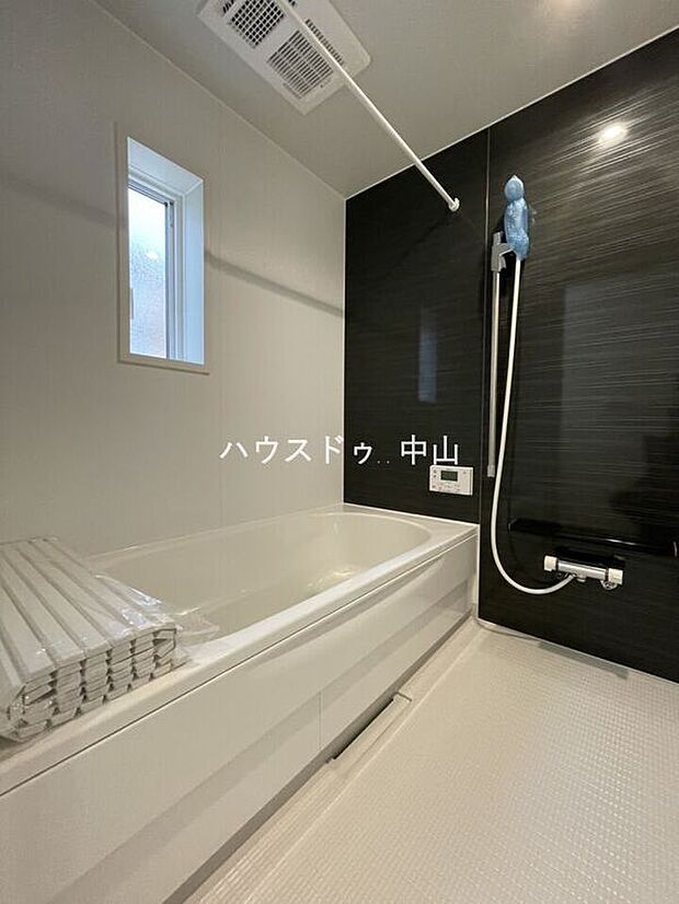 【＼一日の疲れを癒すバスルーム／】ゆったりとくつろげる浴室空間。清潔感のあるデザインと快適な設備で、毎日のバスタイムを心地よいひとときに。
