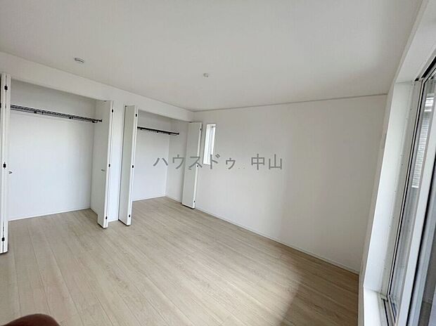 【＼心安らぐ主寝室／】ゆとりある広さで、ベッドや家具の配置も自在。落ち着いた空間設計が、一日の疲れをやさしく癒し、上質な眠りへと導きます。
