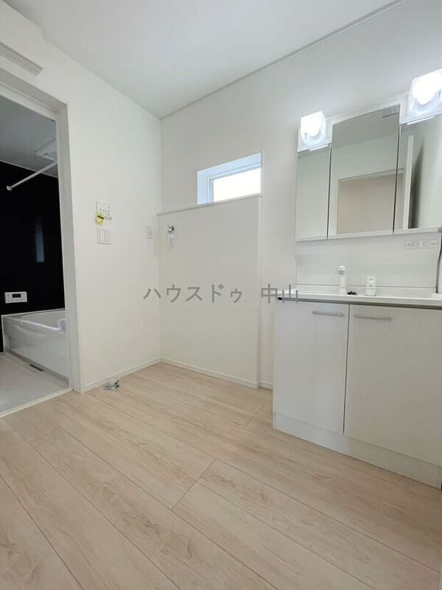 【＼清潔感あふれる洗面空間／】ゆとりある洗面室は、朝の身支度もスムーズ。収納もしっかり確保され、毎日を快適にサポートする使い勝手の良い空間です。
