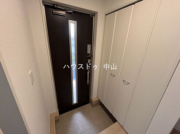 【＼住まいの第一印象を彩る玄関／】ゆとりある空間設計で、家族の「いってきます」と「ただいま」を心地よく迎えます。収納力も備え、すっきりとした玄関を保てます。

