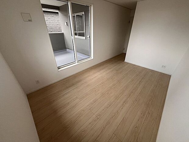 【＼心安らぐ主寝室／】ゆとりある広さで、ベッドや家具の配置も自在。落ち着いた空間設計が、一日の疲れをやさしく癒し、上質な眠りへと導きます。
