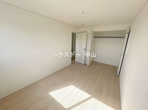 【＼心安らぐ主寝室／】ゆとりある広さで、ベッドや家具の配置も自在。落ち着いた空間設計が、一日の疲れをやさしく癒し、上質な眠りへと導きます。

