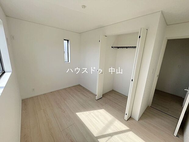 【＼多用途に使える2階洋室／】子ども部屋や書斎、趣味の空間としても活躍。採光にも配慮された明るい室内で、ライフスタイルに合わせて柔軟に使えます。
