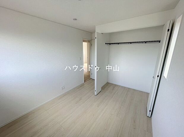 【＼多用途に使える2階洋室／】子ども部屋や書斎、趣味の空間としても活躍。採光にも配慮された明るい室内で、ライフスタイルに合わせて柔軟に使えます。
