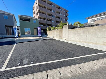 ＼ゆとりの駐車スペース3台分／