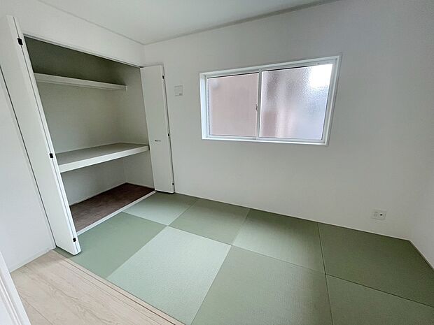 【\暮らしにゆとりをもたらす和の空間/】客間や寝室、お子さまの遊び場、在宅ワークにも活躍する万能な和室。落ち着きある空間として使いやすく、暮らしの幅を広げてくれます。