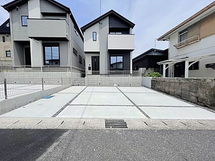 ＼駐車3台可能のゆとりスペース／