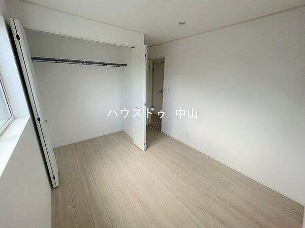 【\多用途に使える2階洋室/】子ども部屋や書斎、趣味の空間としても活躍。採光にも配慮された明るい室内で、ライフスタイルに合わせて柔軟に使えます。