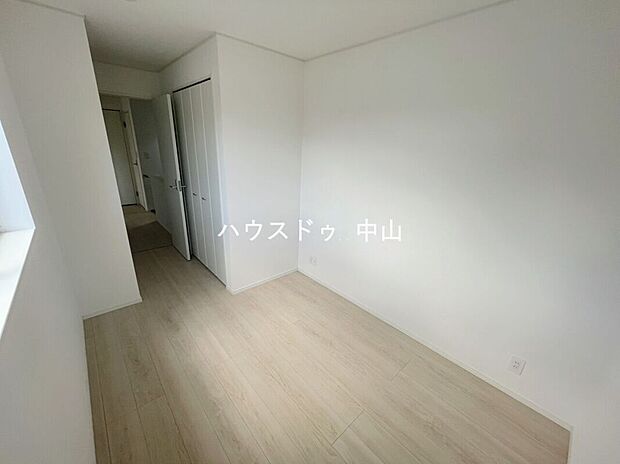 【 \暮らしにフィットする2階洋室/】プライベート空間としてゆったり使える一室。ベッドやデスクも置きやすい間取りで、将来の使い方にも柔軟に対応できます。