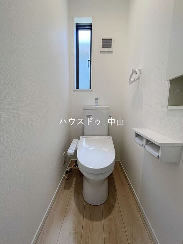 【\清潔感あふれる洗浄便座付きトイレ/】1階に配置された使いやすい設計。快適な機能性と落ち着いた空間で、毎日の暮らしをさりげなく支えます。