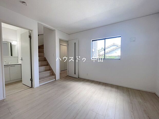 【\光と風が心地よく巡るリビング/】家族が自然と顔を合わせる開放的な空間設計。ゆとりある広さで家具の配置もしやすく、毎日を快適に過ごせます。