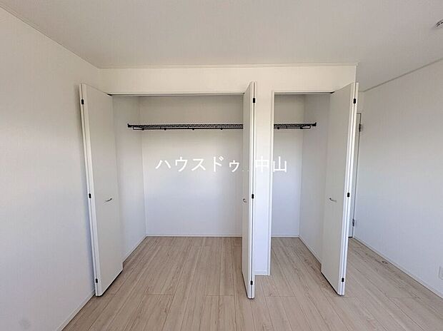 【\各部屋に収納を確保/】全居室に収納スペース付きで、衣類や学用品もすっきり整理。お部屋を広く使える、暮らしやすさに配慮した住まいです。