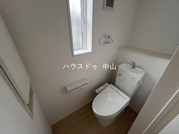 【\清潔感あふれる洗浄便座付きトイレ/】1階に配置された使いやすい設計。快適な機能性と落ち着いた空間で、毎日の暮らしをさりげなく支えます。