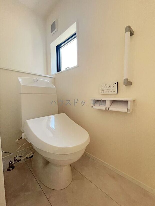 【\2階にも快適な洗浄便座付きトイレ/】朝の忙しい時間帯も混み合いにくく、使い勝手の良い設計。清潔感のある空間で、毎日の暮らしをより快適に支えます。