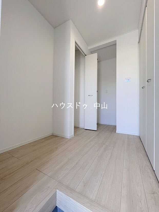 【\住まいの第一印象を彩る玄関/】ゆとりある空間設計で、家族の「いってきます」と「ただいま」を心地よく迎えます。収納力も備え、すっきりとした玄関を保てます。