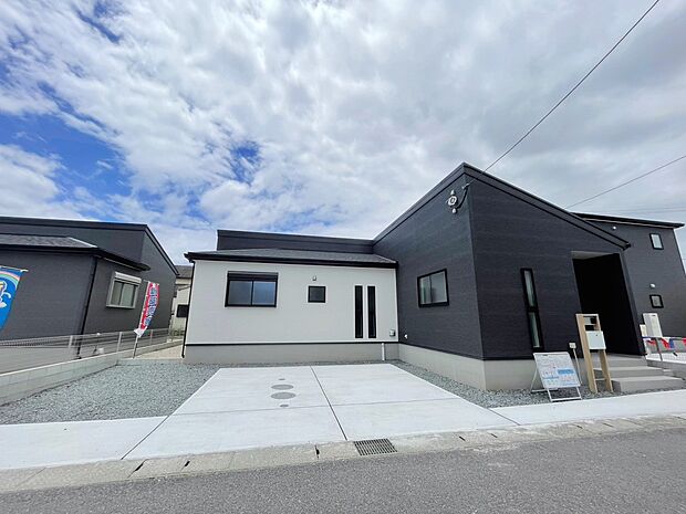 【\堂々とした佇まいの新築戸建/】洗練された外観デザインが街並みに映える一邸。住まうご家族の誇りとなる、美しさと安心感を兼ね備えた住まいです。