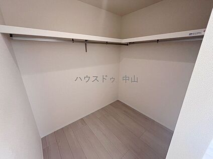 ＼たっぷり収納できるウォークインクローゼット／