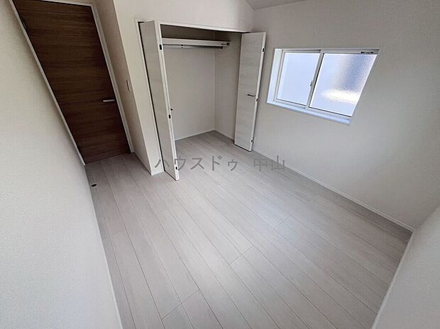 【＼多用途に使える洋室／】子ども部屋や書斎、趣味の空間としても活躍。採光にも配慮された明るい室内で、ライフスタイルに合わせて柔軟に使えます。
