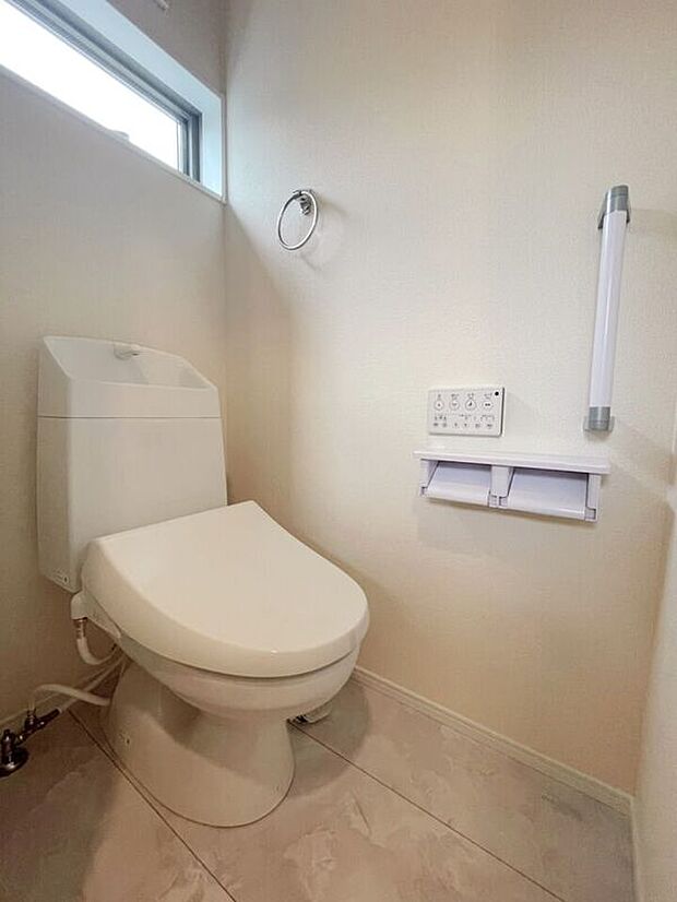 【\平家なのに2箇所トイレあり/】朝の忙しい時間帯も混み合いにくく、使い勝手の良い設計。清潔感のある空間で、毎日の暮らしをより快適に支えます。