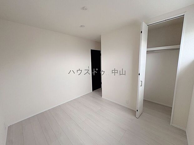【＼多用途に使える洋室／】子ども部屋や書斎、趣味の空間としても活躍。採光にも配慮された明るい室内で、ライフスタイルに合わせて柔軟に使えます。
