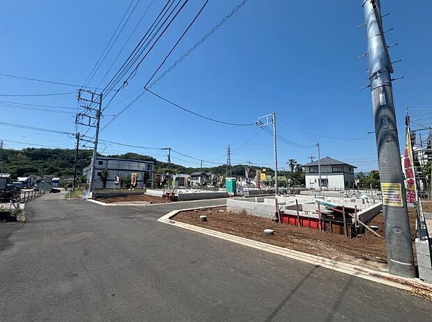 住人以外の車の進入も少なく、小さなお子様を持つご家庭にも安心。カースペースを広く確保したので、愛車のお手入れもしやすくなっております。資料送付・ご見学即対応!お気軽にお問い合わせください♪