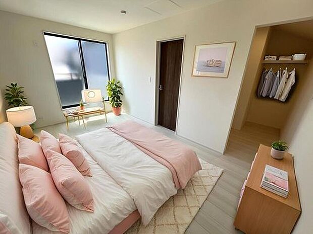 大きな窓からたっぷりの陽光が差し込む洋室。心地よい光と風に包まれながら、ゆったりとした時間を過ごせる空間です。※家具をCG合成しております。家具付き販売ではございません


