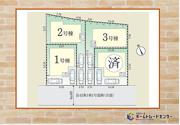 ゆとりある道路幅で、毎日の駐車もスムーズ。家族みんなが安心して出入りできる住環境で、快適な暮らしが始まります。