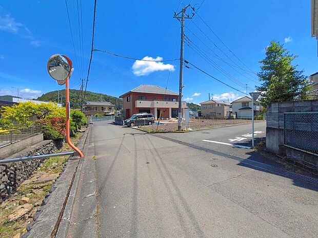 【前面道路含む現地写真】
一戸建ての大きなメリットは、「自分の土地」を自由に使えること。好きなペットが飼えるほか、ガーデニングやＤＩＹ、車やバイクの手入れなど様々な趣味を楽しめます♪