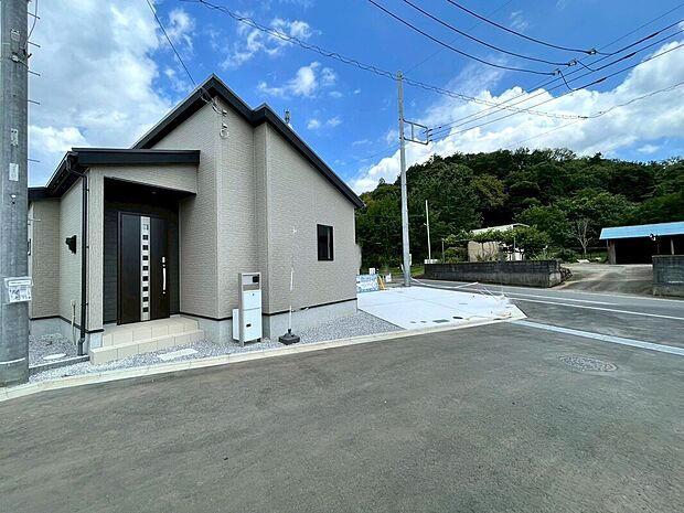 6号棟
住宅ローンに関してもお任せ下さい♪
〇頭金、自己資金無しでも購入できます
〇マイカーローン、カードローンを住宅ローンでおまとめ可
〇家具、家電、引っ越し費用も借入可
〇勤続年数1年未満可