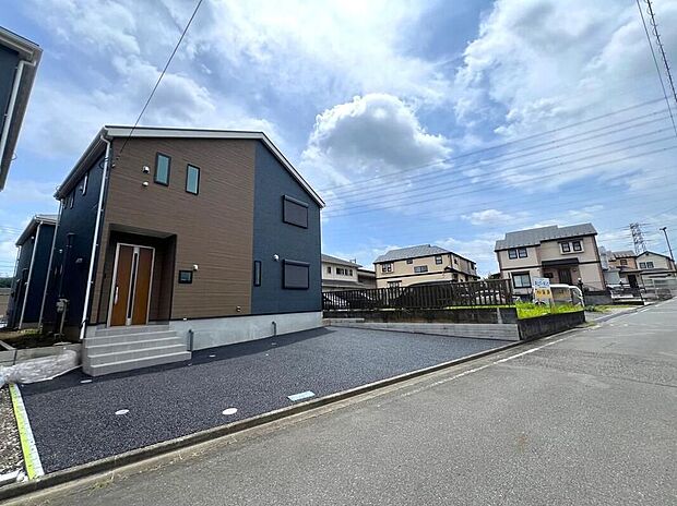 周辺は静かで落ち着いた住環境です♪確かな住宅性能と暮らしを彩る充実の設備。快適な新生活がスタートできます。ぜひあなたの目で、現地をお確かめください♪