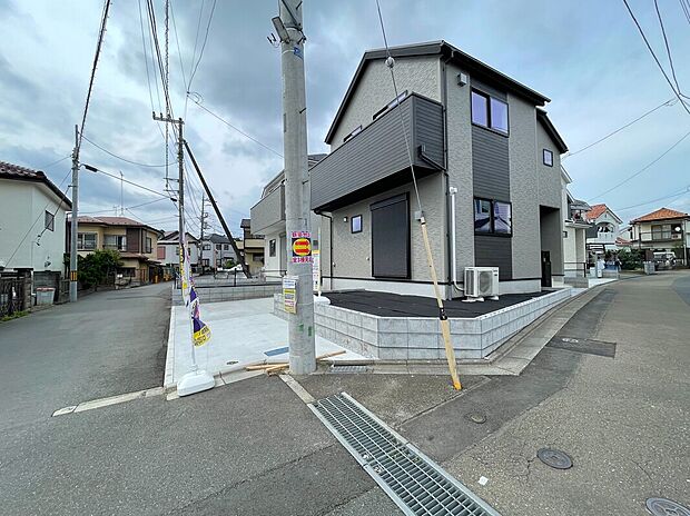 【現地外観写真】☆3号棟☆
お客様のすまいと安全を守る大切な住宅だからこそ、実際の建物の作りと安心感をぜひ現地にてご体感ください!ご見学予約受付です!