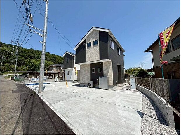 【前面道路含む現地写真】3号棟 カースペース並列2台駐車可♪来客時も安心して駐車いただけます。