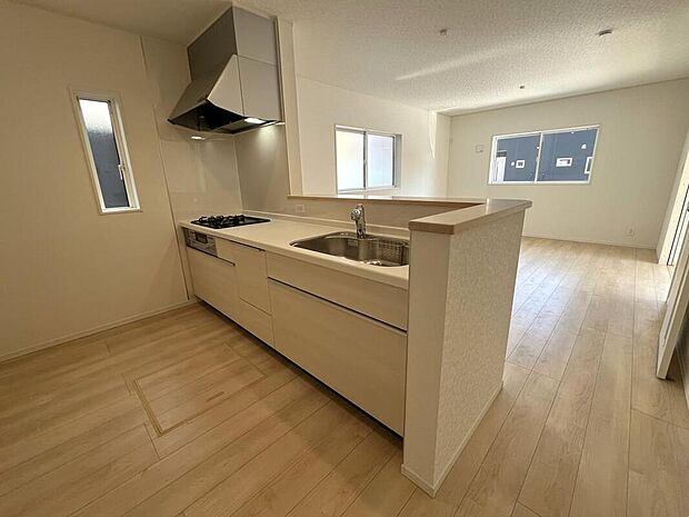 【キッチン】【1号棟】キッチンからはLDKを一望でき遊んだり寛いだりする家族を見守りながらお料理ができます。対面式のため家族との会話もしやすく、コミュニケーションも自然と増える、毎日の家事の中心地です。