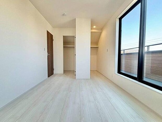 【リビング以外の居室】【２号棟】全居室に収納スペースを確保し、お部屋を広く使えます。