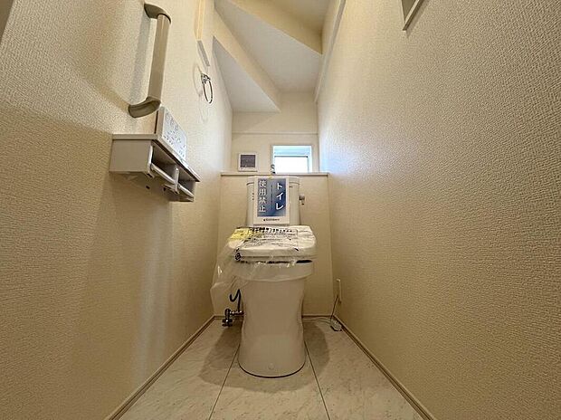 【トイレ】白を基調とした清潔感あふれるトイレは、お掃除がしやすい手洗い一体型のシャワートイレを採用。ペーパーホルダーやカウンターなど、細部までスタイリッシュに統一された心地よいプライベート空間です。