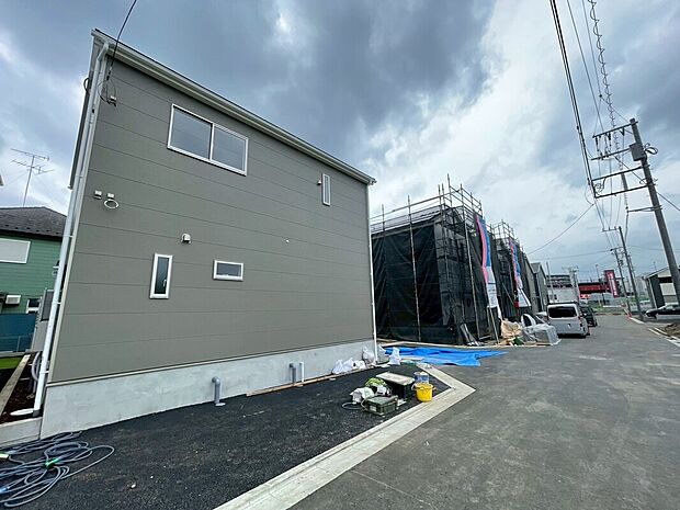 【玄関】15号棟 住宅ローンに関してもお任せ下さい♪
〇頭金、自己資金無しでも購入できます
〇マイカーローン、カードローンを住宅ローンでおまとめ可
〇家具、家電、引っ越し費用も借入可
〇勤続年数1年未満可