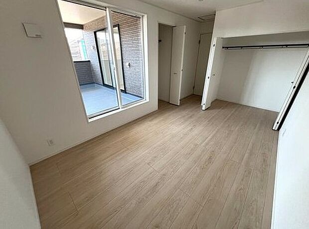 【リビング以外の居室】７号棟　たっぷり収納スペースとワイドバルコニー広がる洋室。
