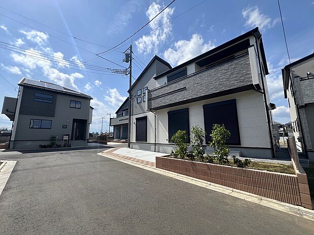 【前面道路含む現地写真】家族と過ごす当たり前の日々こそが、未来に残る大切な宝物。そんな温かな時間を育みながら、永く愛着を深めていける住まいです。
