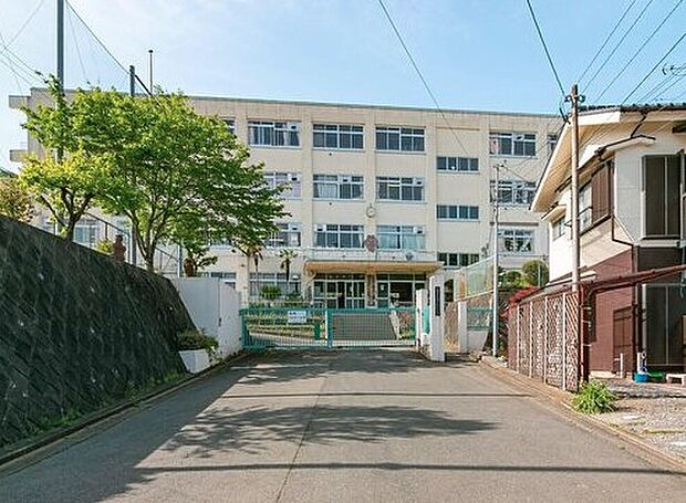 八王子市立恩方第一小学校(約1,400m)